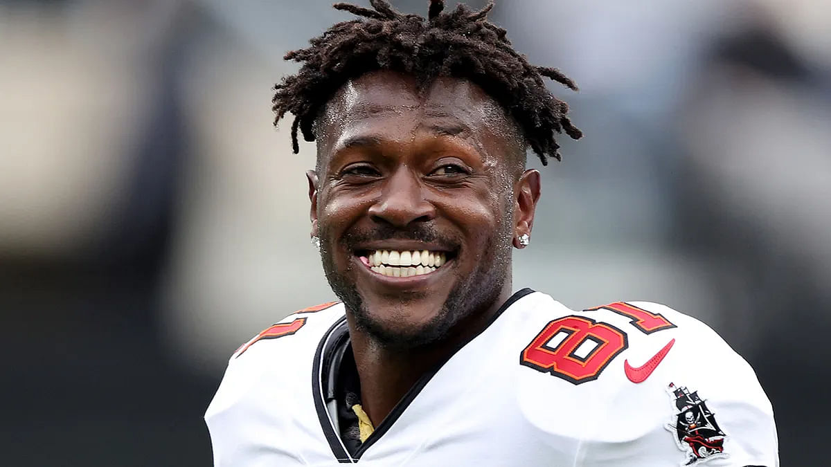 Antonio Brown proves viral image of him and Gisele Bundchen is indeed real